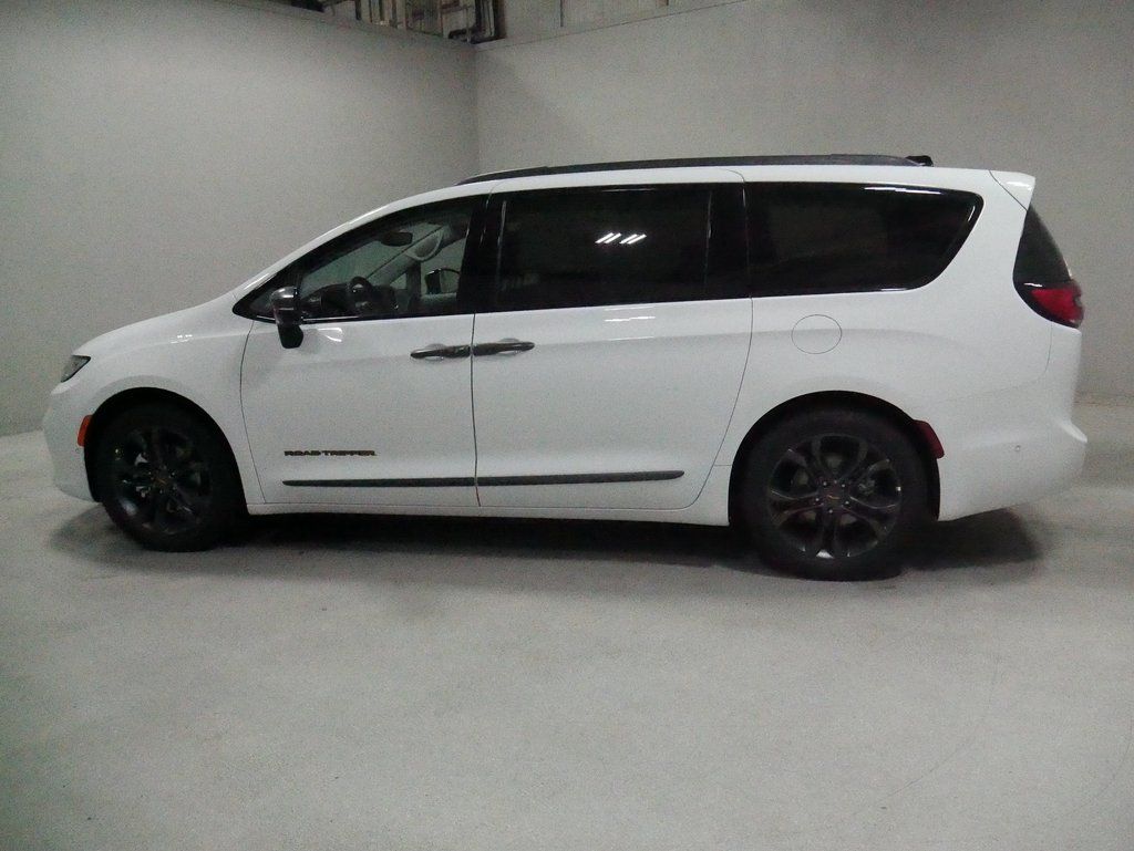 new 2024 Chrysler Pacifica car, priced at $40,845