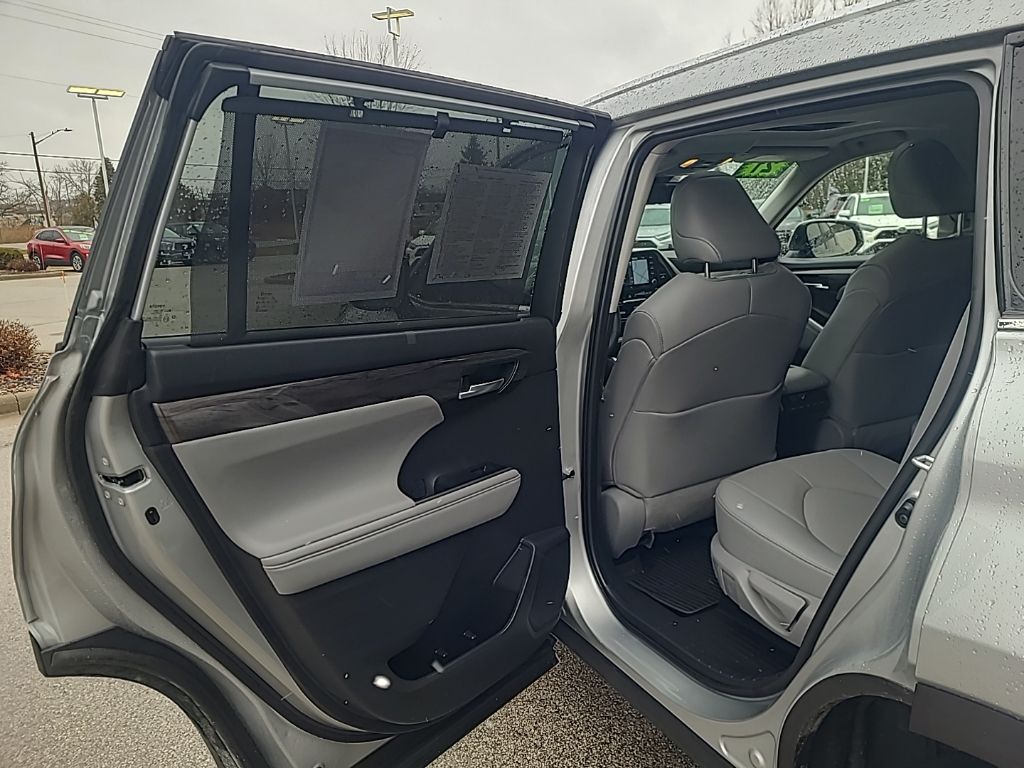 used 2021 Toyota Highlander car, priced at $41,209