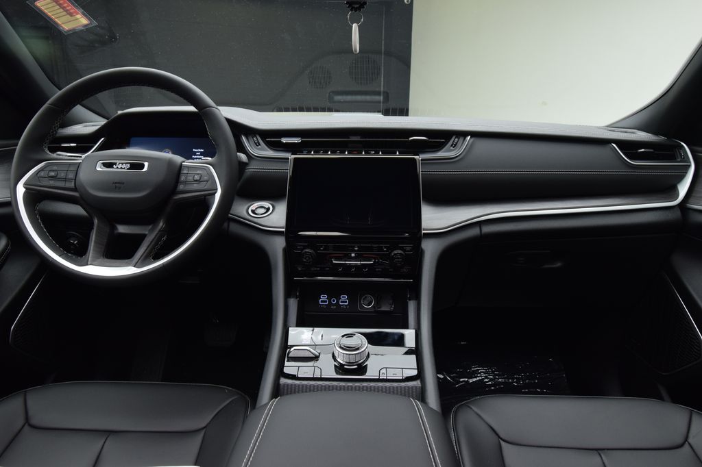 new 2025 Jeep Grand Cherokee car, priced at $52,304