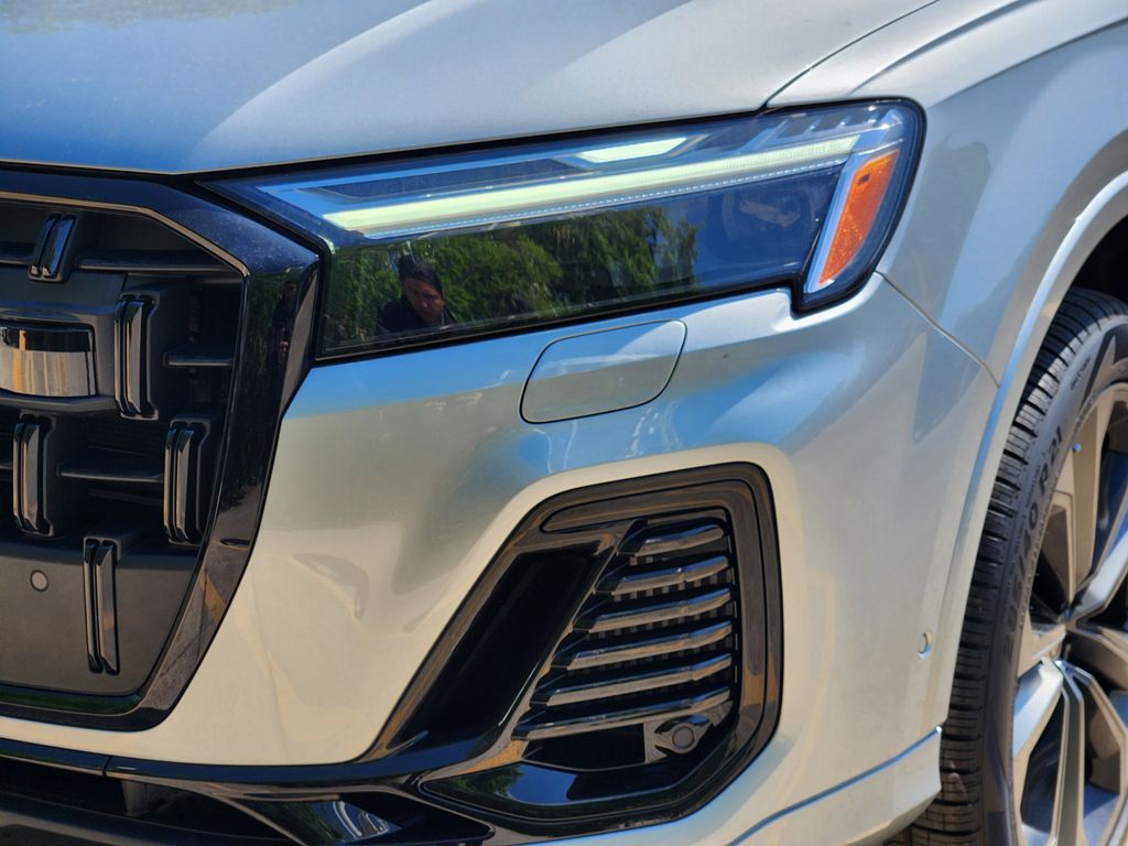 new 2025 Audi Q7 car, priced at $77,840