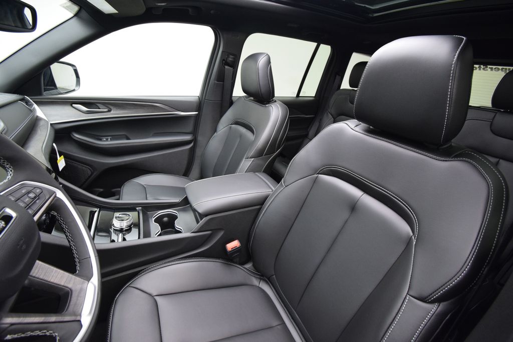 new 2025 Jeep Grand Cherokee car, priced at $46,126