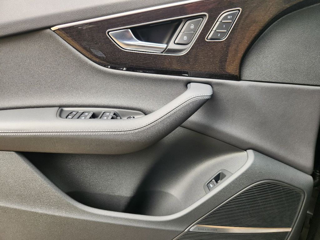 new 2025 Audi Q7 car, priced at $77,750