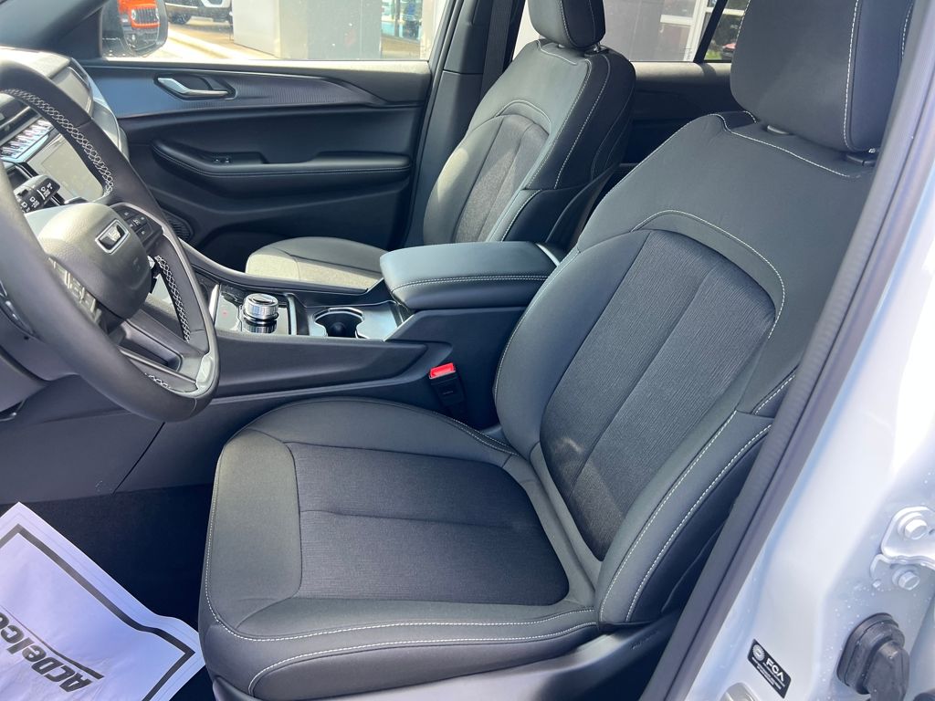 new 2025 Jeep Grand Cherokee car, priced at $38,900