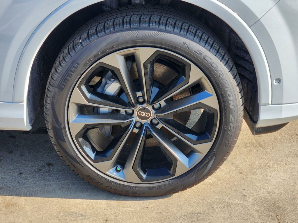 new 2025 Audi Q7 car, priced at $77,750