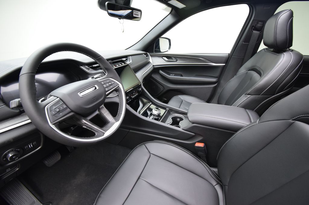 new 2025 Jeep Grand Cherokee car, priced at $45,285