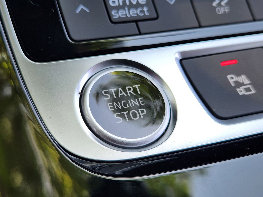 new 2025 Audi Q7 car, priced at $77,840