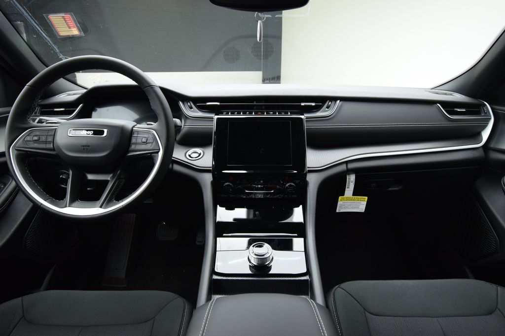 new 2025 Jeep Grand Cherokee car, priced at $40,067