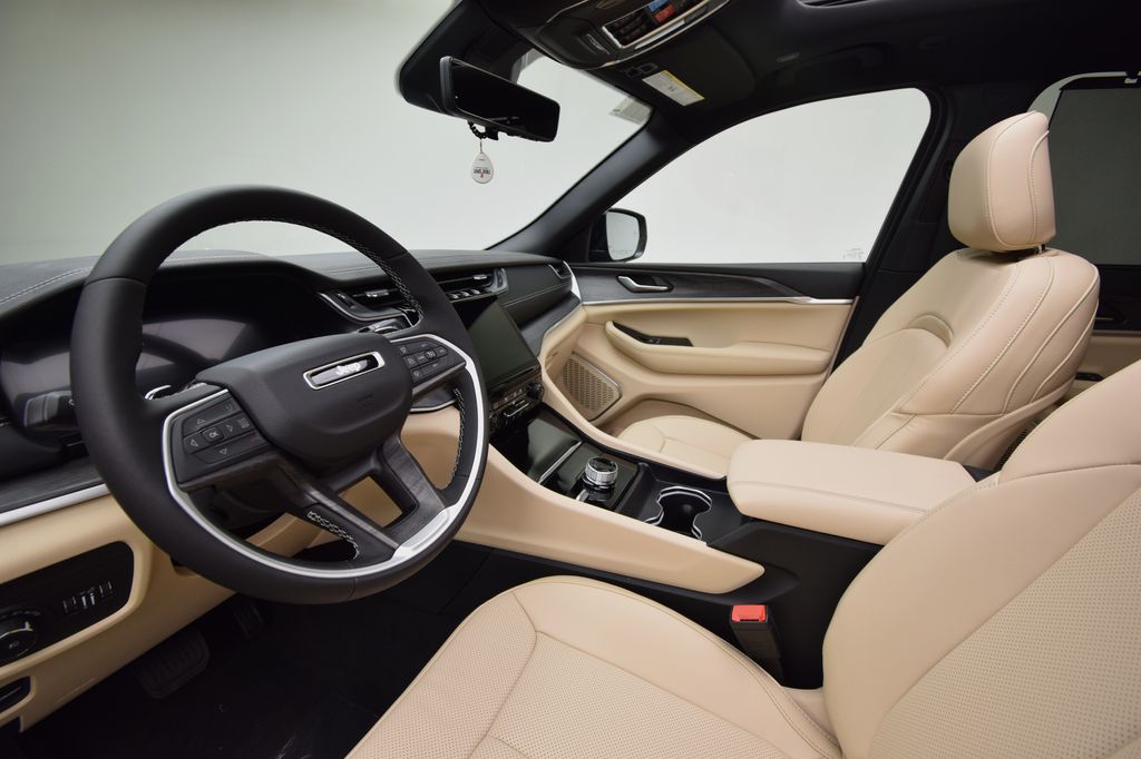 new 2025 Jeep Grand Cherokee car, priced at $52,938