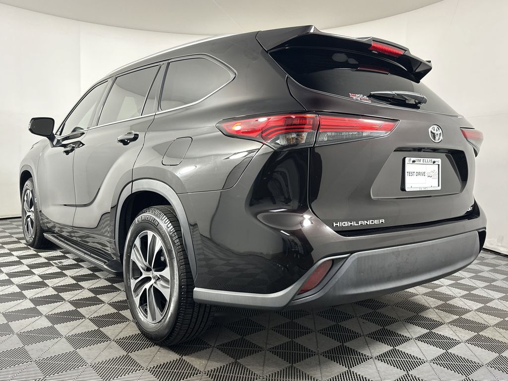 used 2022 Toyota Highlander car, priced at $34,711