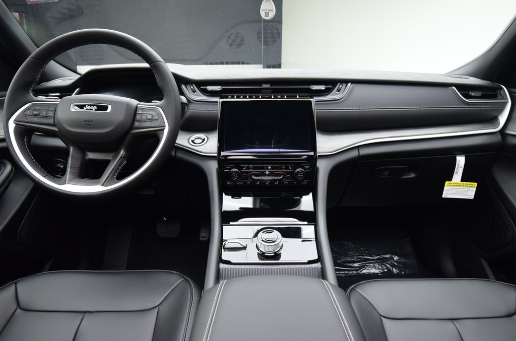 new 2025 Jeep Grand Cherokee car, priced at $44,150