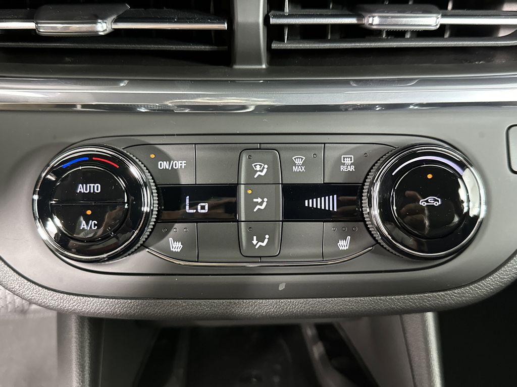 new 2025 Buick Envista car, priced at $25,187