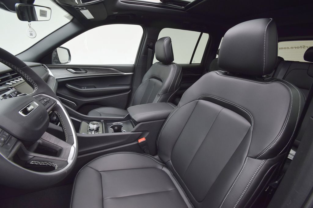 new 2025 Jeep Grand Cherokee car, priced at $52,304