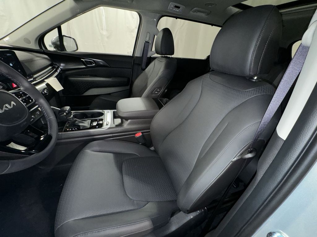 new 2025 Kia Carnival car, priced at $47,055