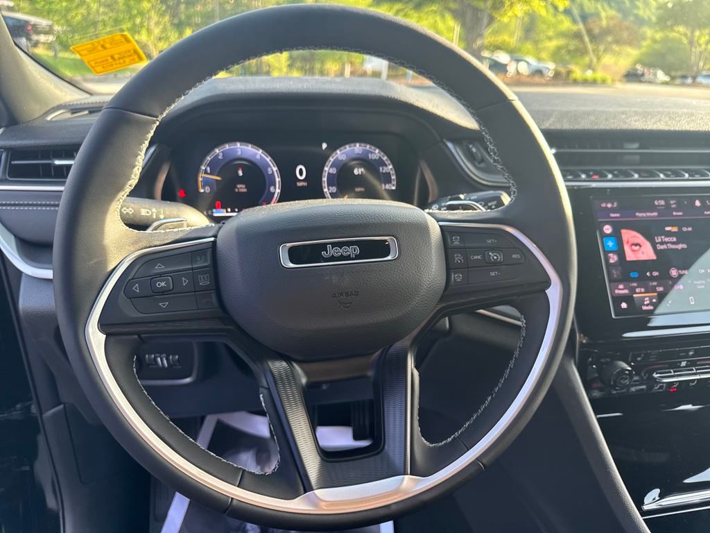 new 2025 Jeep Grand Cherokee car, priced at $42,290
