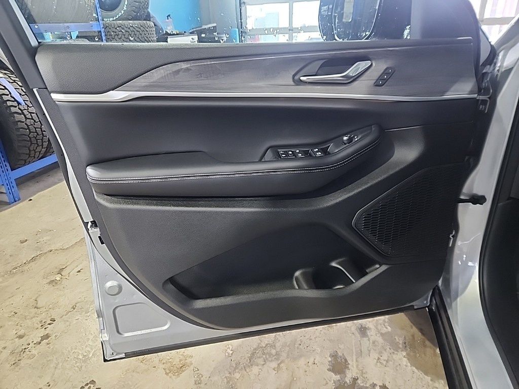new 2024 Jeep Grand Cherokee L car, priced at $53,805