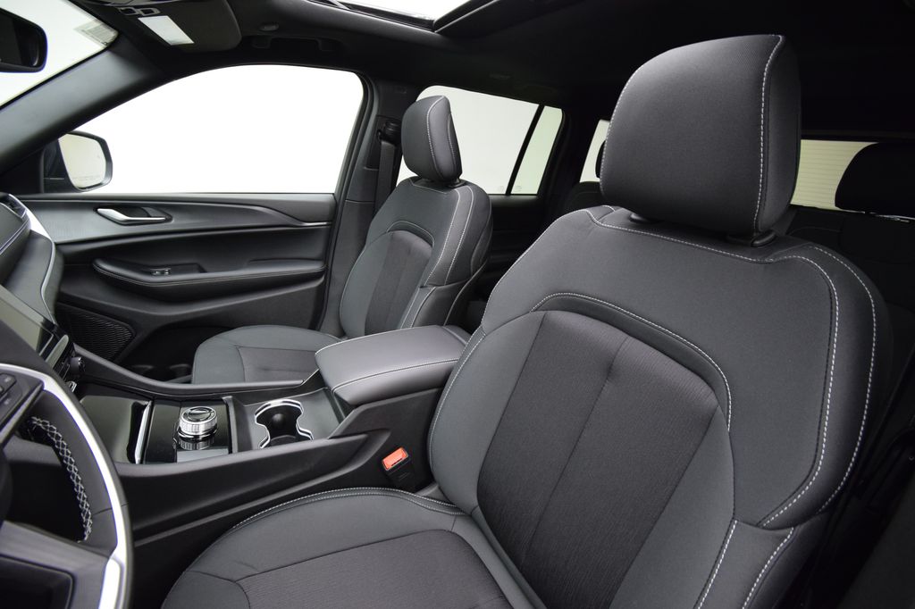 new 2025 Jeep Grand Cherokee car, priced at $40,288