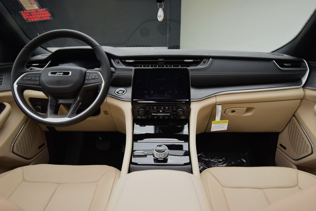 new 2025 Jeep Grand Cherokee car, priced at $52,938
