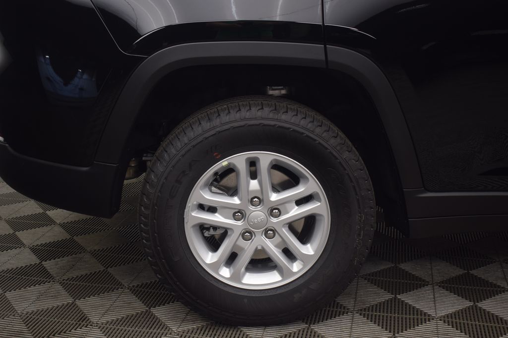new 2025 Jeep Grand Cherokee car, priced at $40,067
