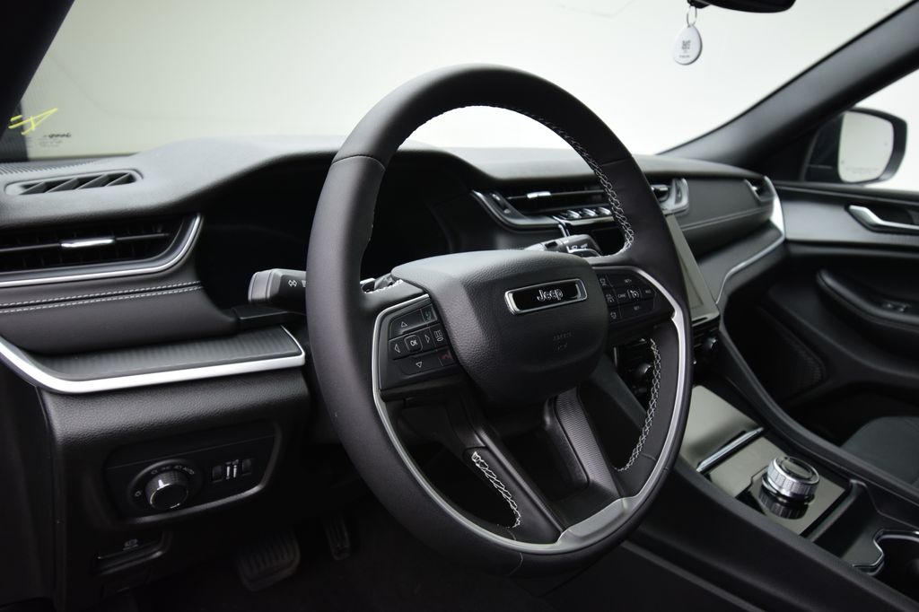 new 2025 Jeep Grand Cherokee car, priced at $40,067
