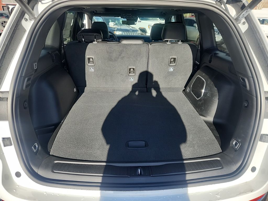 new 2025 Jeep Grand Cherokee car, priced at $46,990