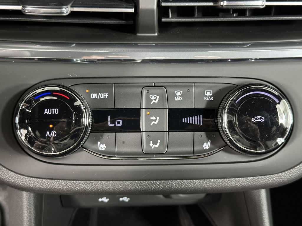 new 2025 Buick Envista car, priced at $26,880
