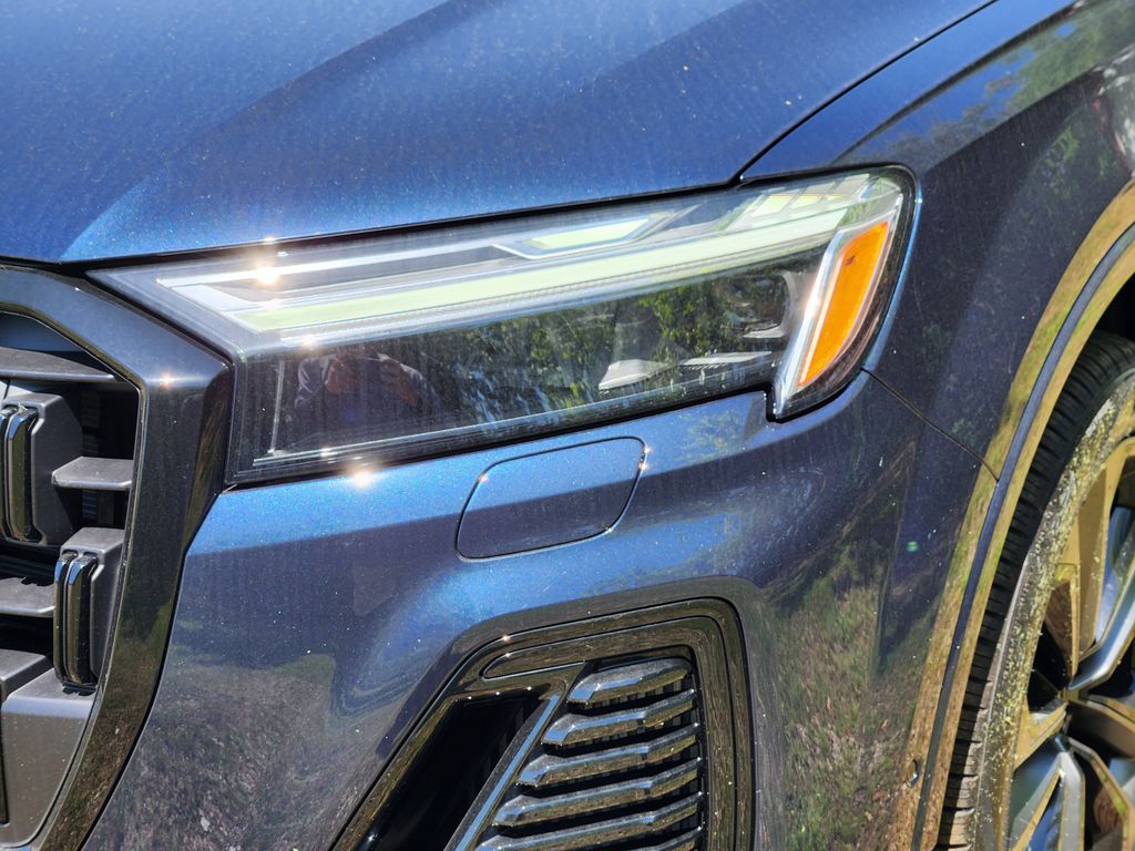 new 2025 Audi Q7 car, priced at $77,840