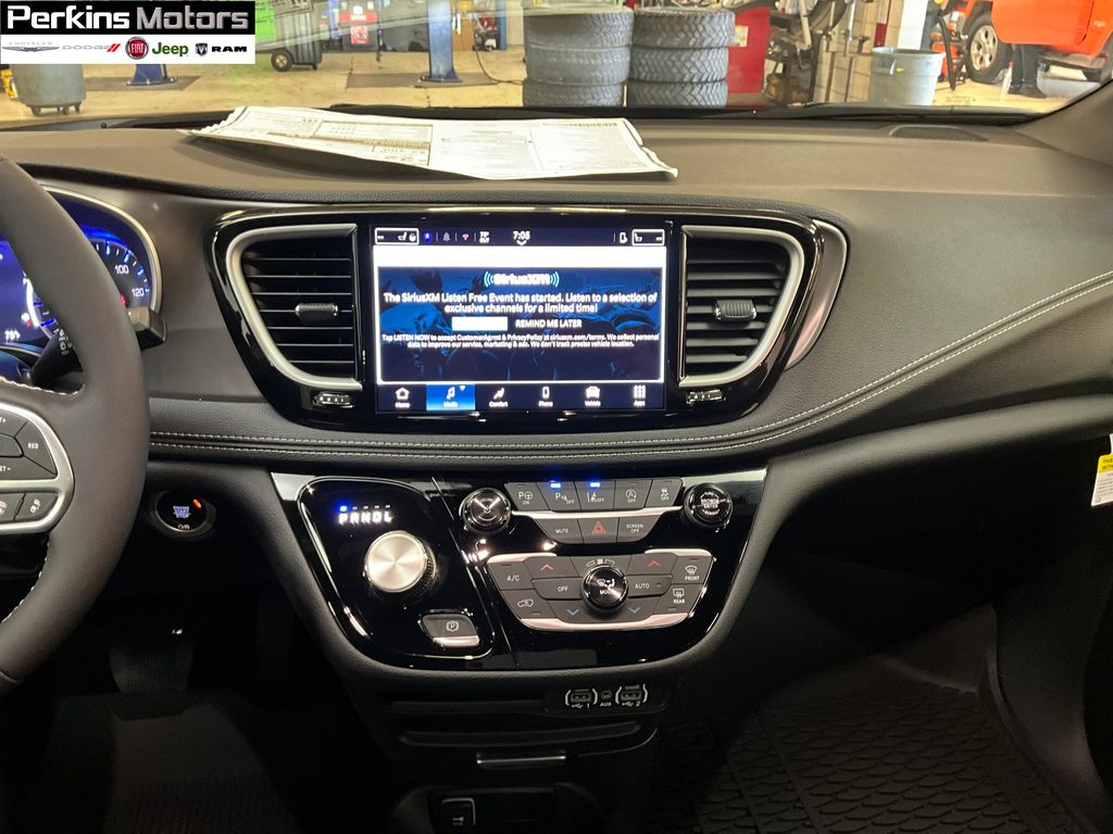 new 2025 Chrysler Pacifica car
