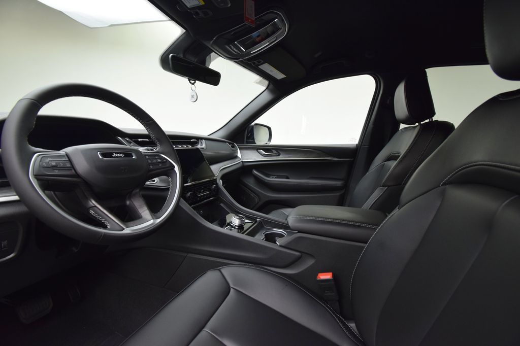 new 2025 Jeep Grand Cherokee car, priced at $42,570