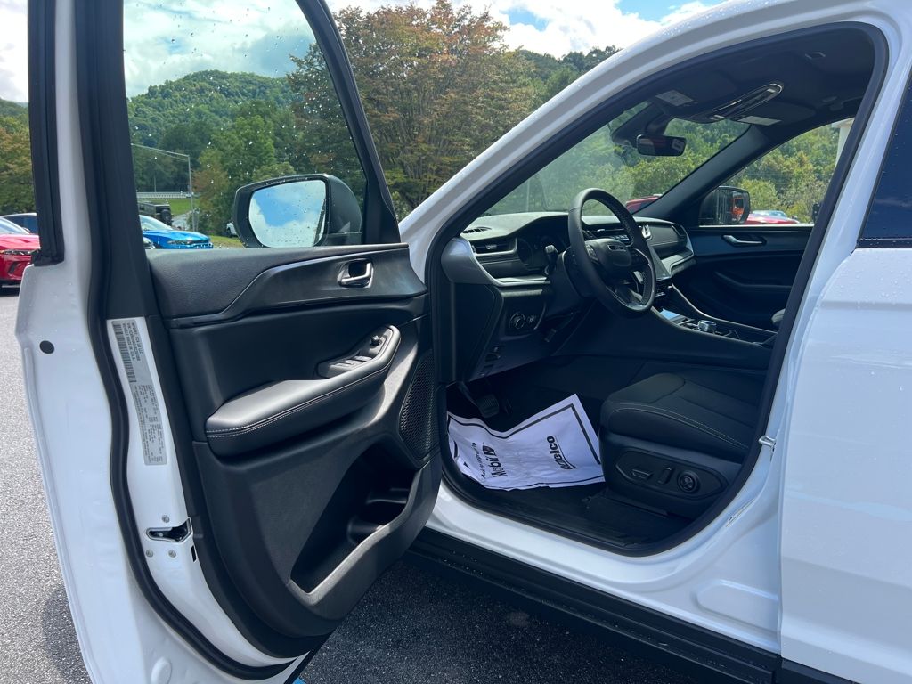 new 2025 Jeep Grand Cherokee car, priced at $38,900