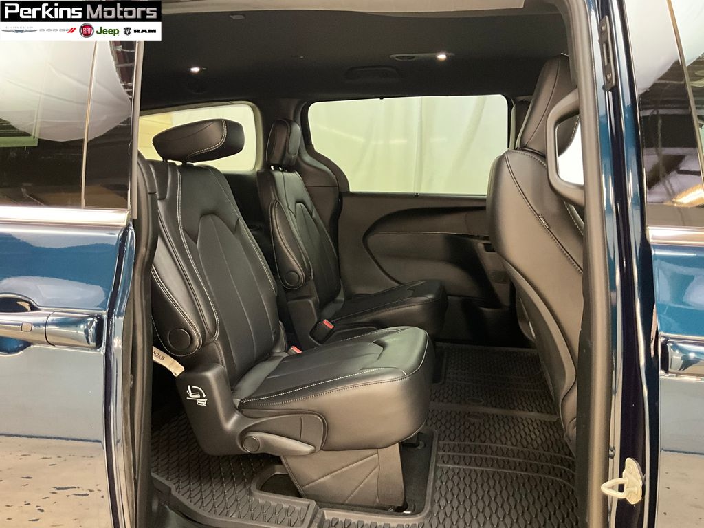new 2025 Chrysler Pacifica car