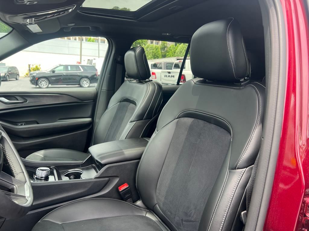 new 2025 Jeep Grand Cherokee car, priced at $38,990