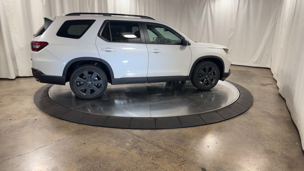 new 2025 Honda Pilot car, priced at $44,205