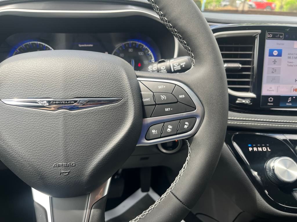 new 2025 Chrysler Pacifica car, priced at $43,527