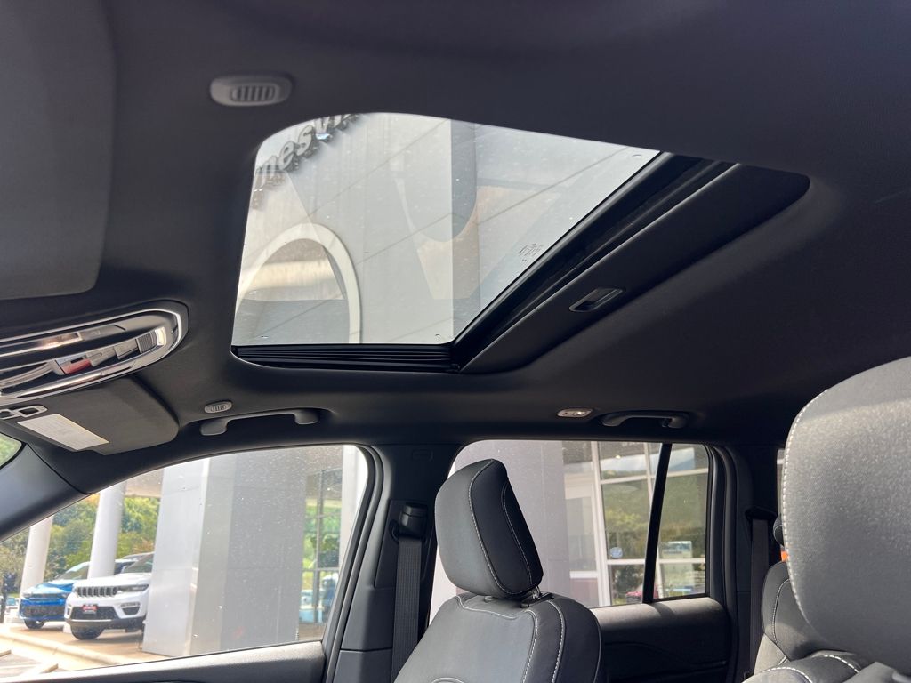 new 2025 Jeep Grand Cherokee car, priced at $38,900