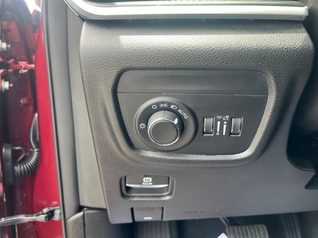 new 2025 Jeep Grand Cherokee car, priced at $38,990