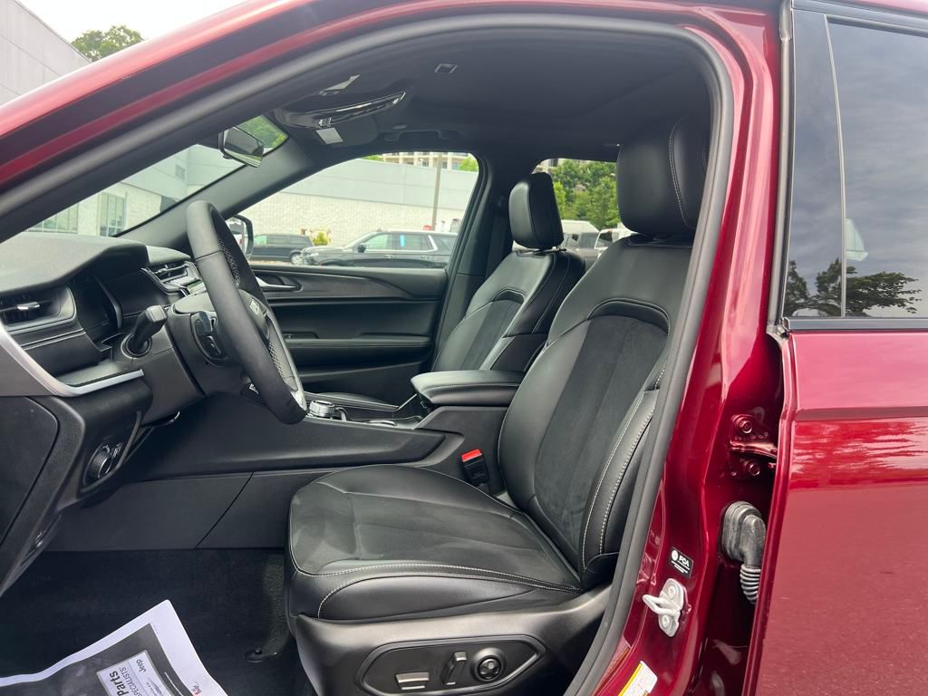 new 2025 Jeep Grand Cherokee car, priced at $38,990