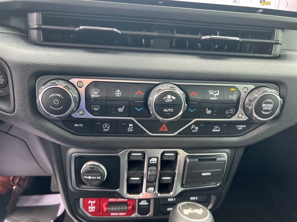 new 2025 Jeep Wrangler car, priced at $48,327
