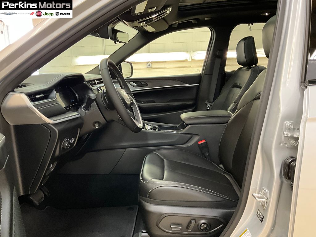 new 2025 Jeep Grand Cherokee car, priced at $45,822