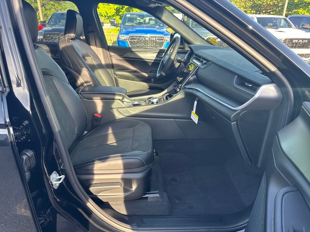 new 2025 Jeep Grand Cherokee car, priced at $42,290