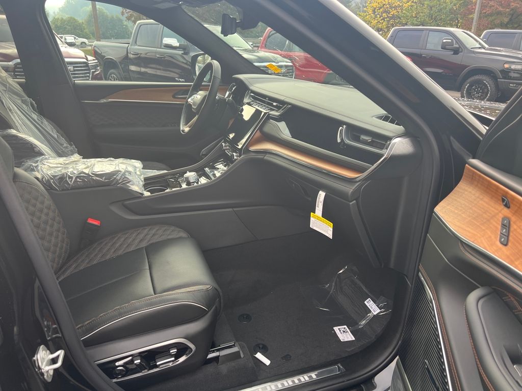 new 2025 Jeep Grand Cherokee car, priced at $64,990