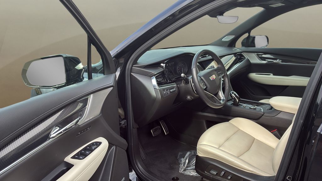 used 2022 Cadillac XT6 car, priced at $37,000