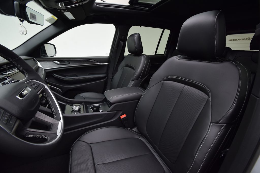 new 2025 Jeep Grand Cherokee car, priced at $55,829