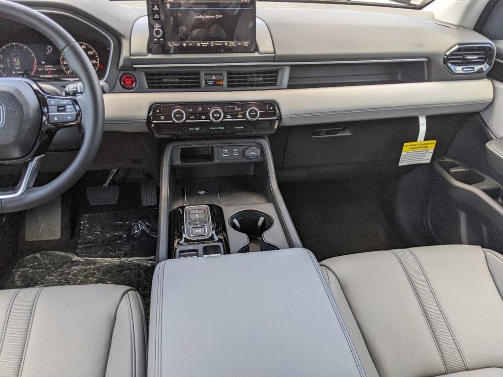 new 2025 Honda Pilot car, priced at $43,195