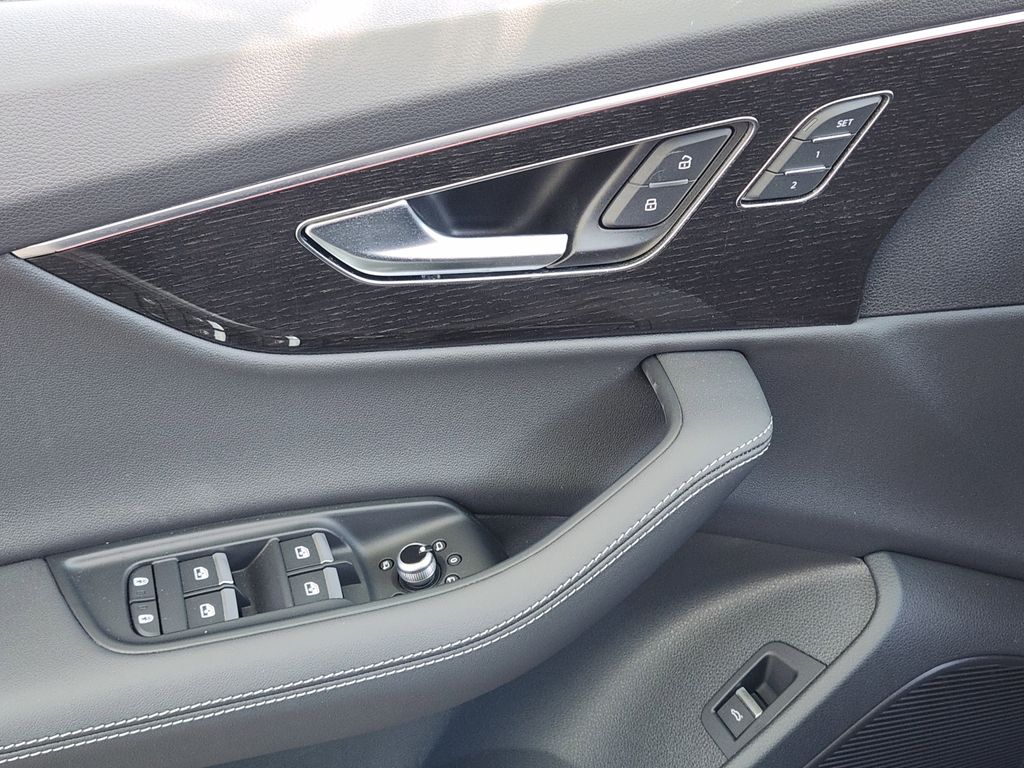 new 2025 Audi Q7 car, priced at $77,840