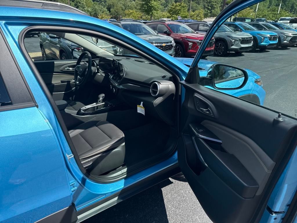 new 2025 Chevrolet Trax car, priced at $27,085