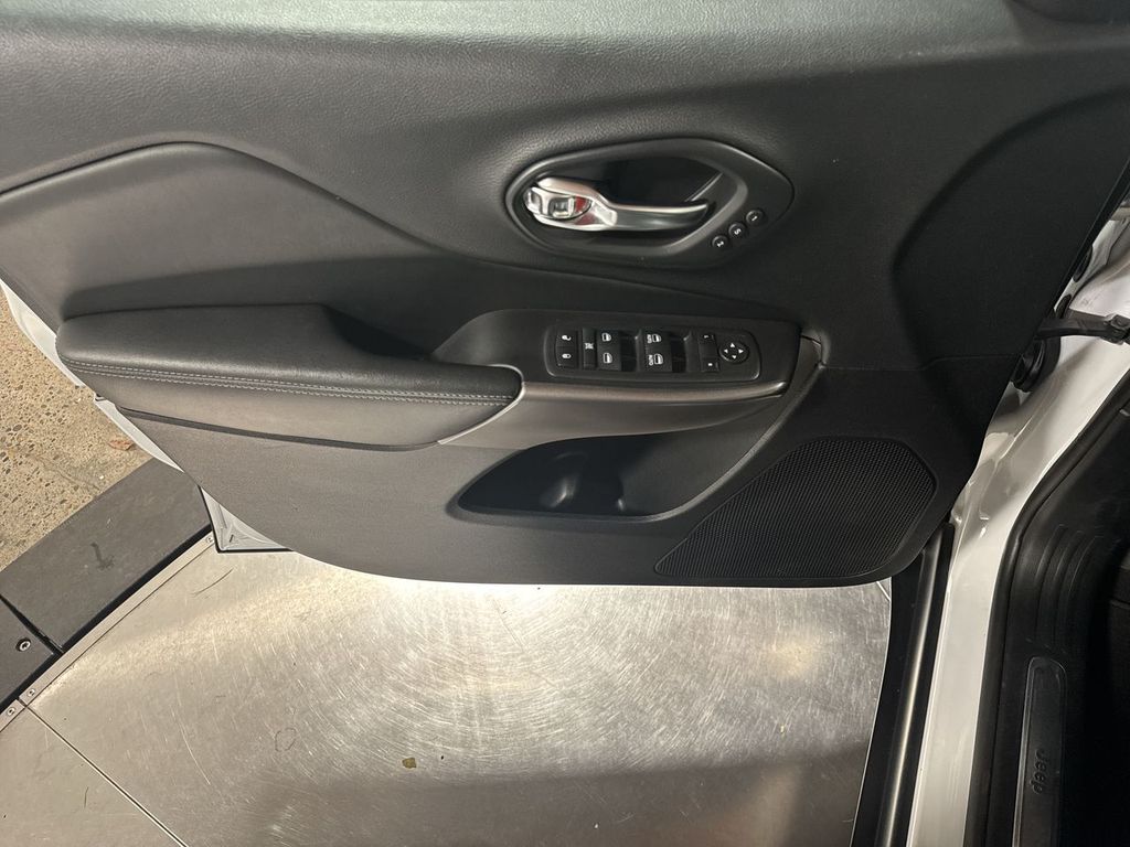 used 2019 Jeep Cherokee car, priced at $16,283