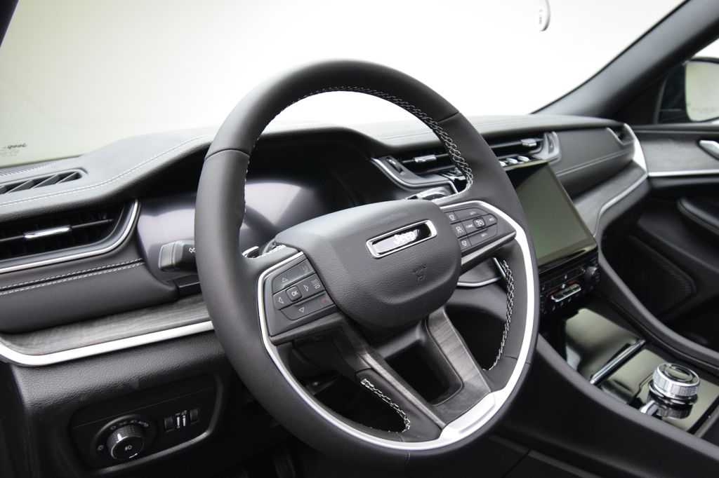new 2025 Jeep Grand Cherokee car, priced at $45,285