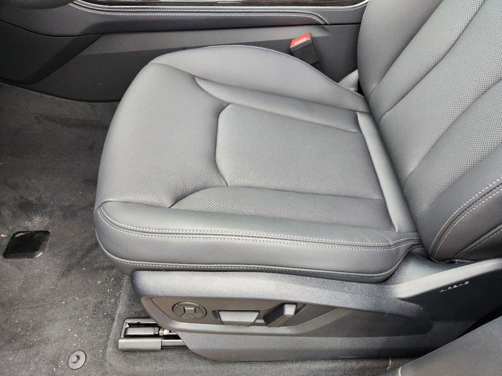 new 2025 Audi Q7 car, priced at $75,890