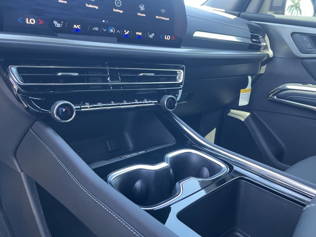new 2025 Chevrolet Traverse car, priced at $42,384