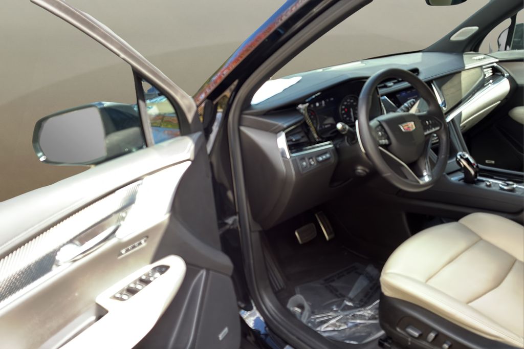 used 2022 Cadillac XT6 car, priced at $37,000